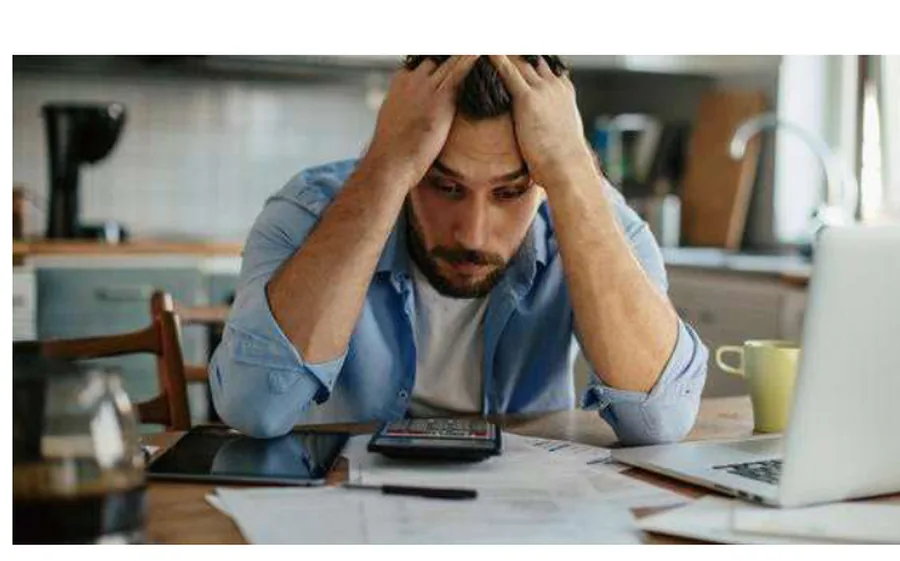 A user frustrated with a slow bank-account application